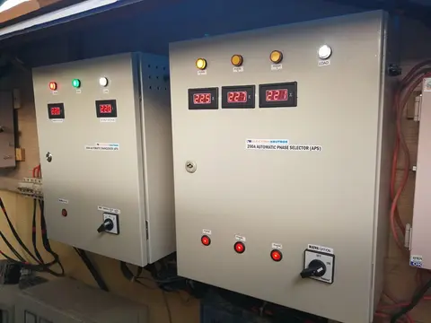 Automatic Phase Selector Switch - 3 Phases In, 1 Phase Out - Changes from Dead Phase to Live Phase Automatically